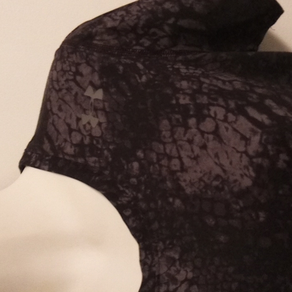 EUC Under Armour Fitted Heat Gear Black and Gray T Shirt Ladies Small - Picture 2 of 5